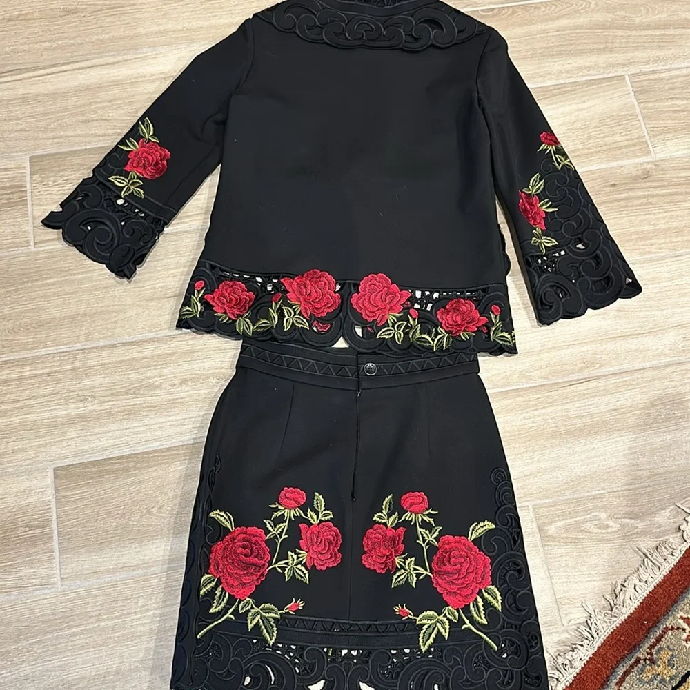 Beautiful suit set rose flowers appliqué Size Small Sunning blazer and skirt - Picture 12 of 14
